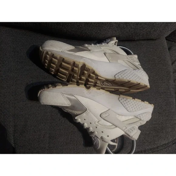 Nike Huarache Triple White Shoes Sneakers White Cream Womens Size 7.5 - Picture 5 of 12